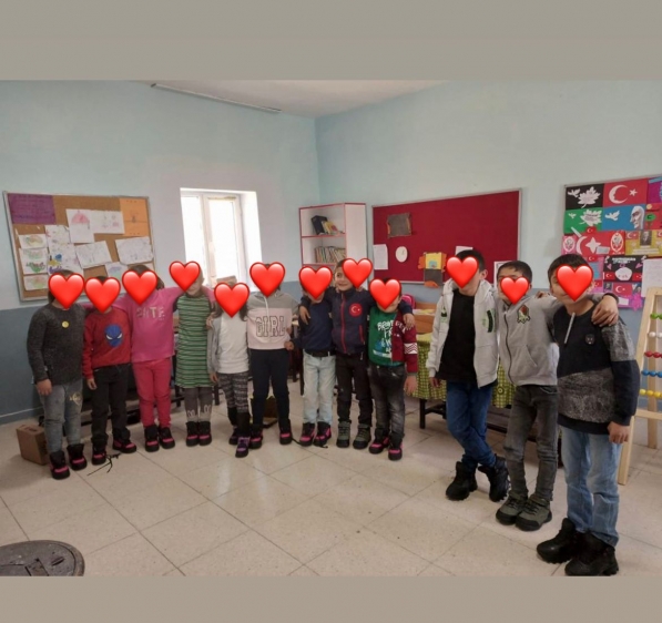 Kars Kağızman'daki İÖO öğrencilerine kışlık botlar gönderildi. 