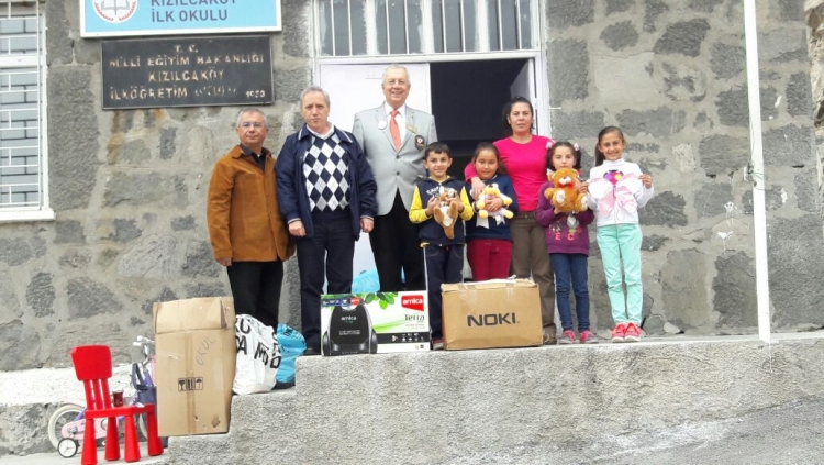 Kızılca Köy İ.Ö.Okulu öğrencilerine kıyafet, oyuncak v.b. eşya teslim ettik. 19.10.2016
