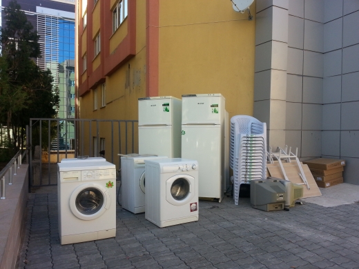 Kadın sığınma evinden ayrılarak ev kuran kadınlara eşya desteği verildi.